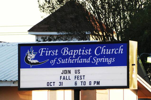 Um tiroteio na igreja Batista da cidade de Sutherland Springs, a 45 km da cidade de San Antonio no Texas, deixou no mínimo 27 mortos e diversos feridos na manhã deste domingo, de acordo com a BBC - 05/11/2017 Um tiroteio na igreja Batista da cidade de Sutherland Springs, a 45 km da cidade de San Antonio no Texas, deixou no mínimo 27 mortos e diversos feridos na manhã deste domingo, de acordo com a BBC - 05/11/2017