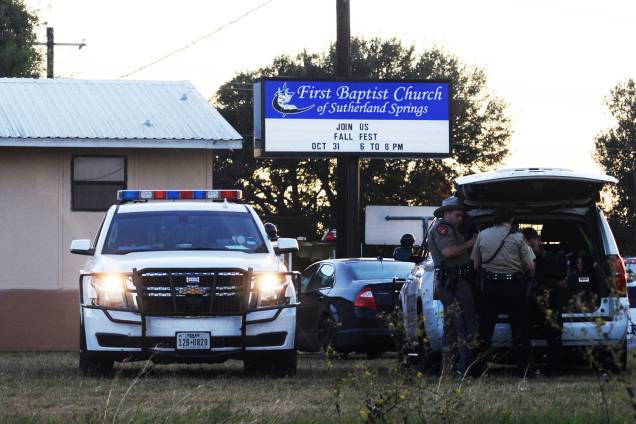 Um tiroteio na igreja Batista da cidade de Sutherland Springs, a 45 km da cidade de San Antonio no Texas, deixou no mínimo 27 mortos e diversos feridos na manhã deste domingo, de acordo com a BBC - 05/11/2017 Um tiroteio na igreja Batista da cidade de Sutherland Springs, a 45 km da cidade de San Antonio no Texas, deixou no mínimo 27 mortos e diversos feridos na manhã deste domingo, de acordo com a BBC - 05/11/2017
