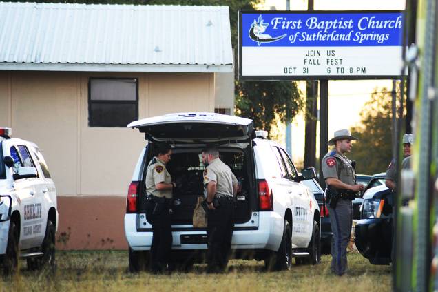 Um tiroteio na igreja Batista da cidade de Sutherland Springs, a 45 km da cidade de San Antonio no Texas, deixou no mínimo 27 mortos e diversos feridos na manhã deste domingo, de acordo com a BBC - 05/11/2017 Um tiroteio na igreja Batista da cidade de Sutherland Springs, a 45 km da cidade de San Antonio no Texas, deixou no mínimo 27 mortos e diversos feridos na manhã deste domingo, de acordo com a BBC - 05/11/2017