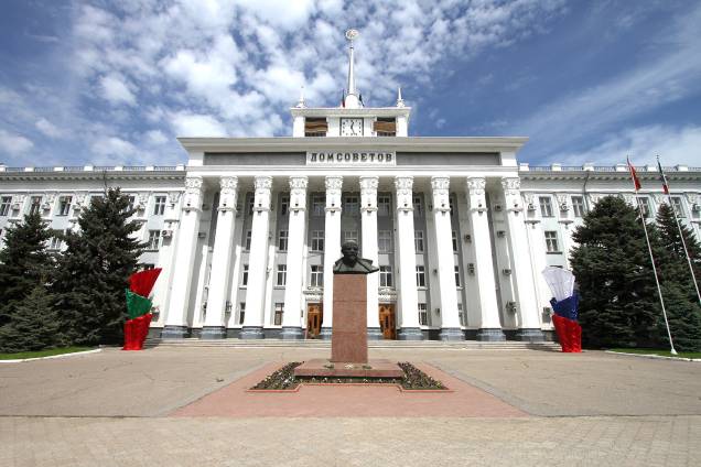 Tiraspol, capital da Transnístria, ainda mantém traços soviéticos. Tiraspol, capital da Transnístria, ainda mantém traços soviéticos.