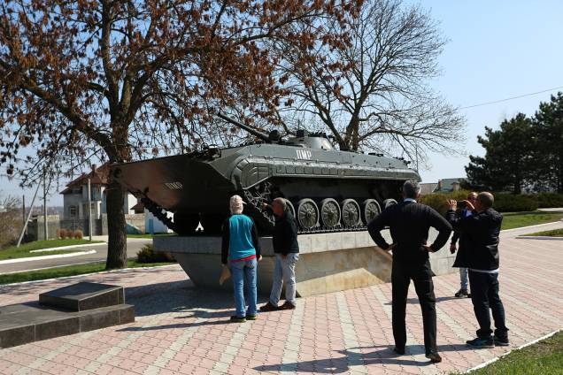 Pessoas tiram foto em frente a um blindado soviético em Tiraspol, na Transnístria. Pessoas tiram foto em frente a um blindado soviético em Tiraspol, na Transnístria.