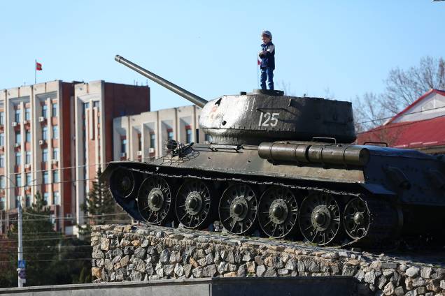 Criança brinca em um monumento em forma de tanque em Tiraspol, Transnístria. Criança brinca em um monumento em forma de tanque em Tiraspol, Transnístria.