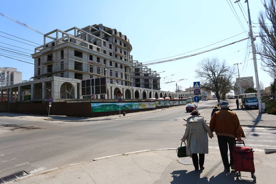 Casal caminha em Tiraspol, Transnístria.