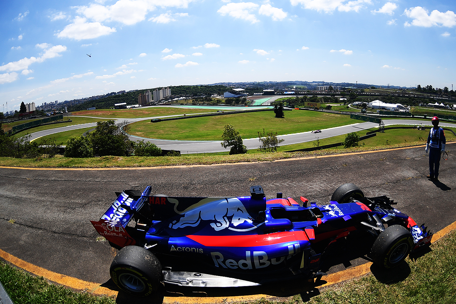 Movimenta&ccedil;&atilde;o no Aut&oacute;dromo de Interlagos antes do in&iacute;cio da corrida, para o Grande Pr&ecirc;mio do Brasil de F&oacute;rmula 1