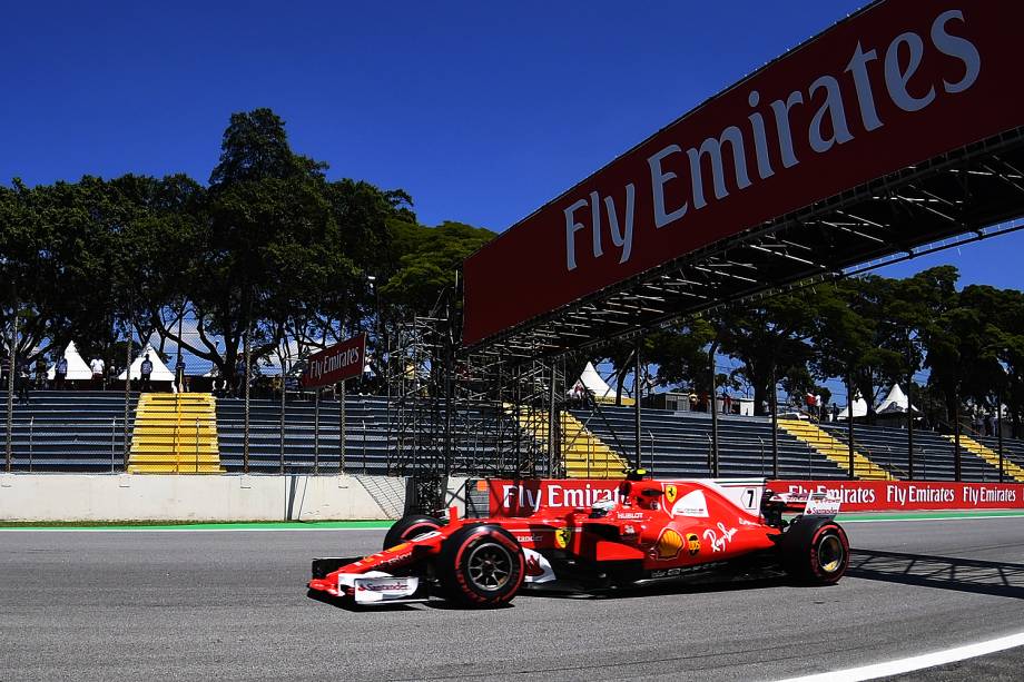 O piloto finlandês Kimi Räikkönen, da Ferrari, durante treino livre para o Grande Prêmio do Brasil, em Interlagos - 10/11/2017