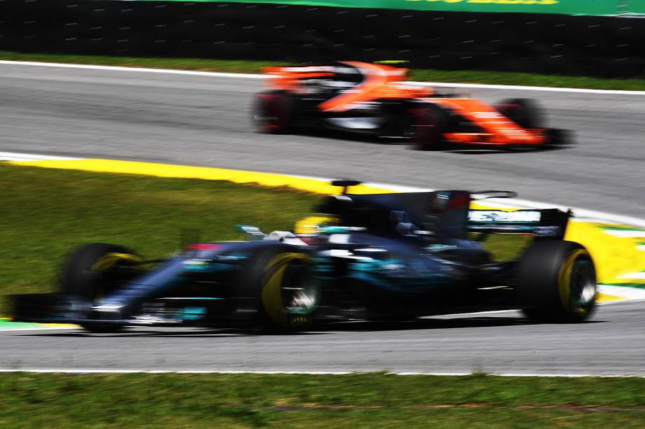 O piloto britânico Lewis Hamilton, da Mercedes, durante treino livre para o Grande Prêmio do Brasil, em Interlagos - 10/11/2017