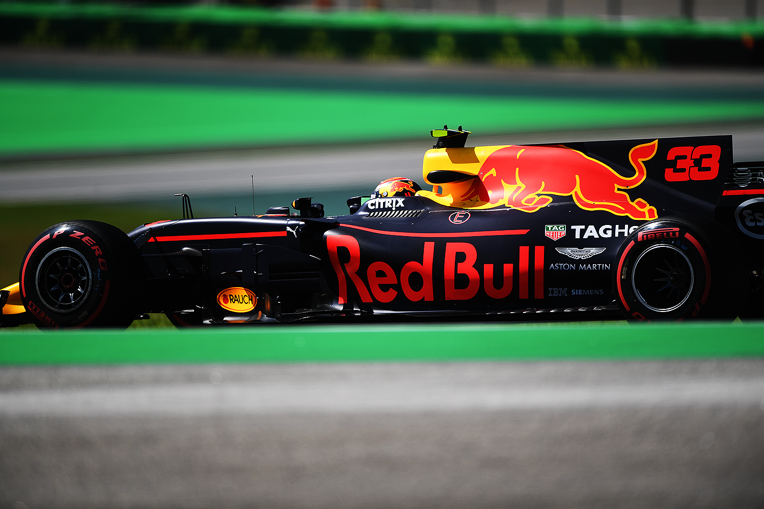 O piloto Max Verstappen, da Mercedes, durante o Grande Pr&ecirc;mio do Brasil em Interlagos - 12/11/2017