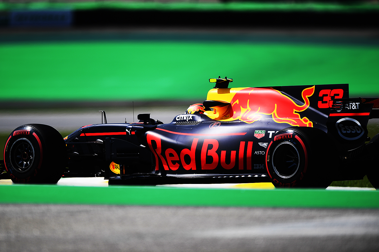 O piloto neerland&ecirc;s Max Verstappen da Red Bull durante treino livre para o Grande Pr&ecirc;mio do Brasil em Interlagos - 10/11/2017