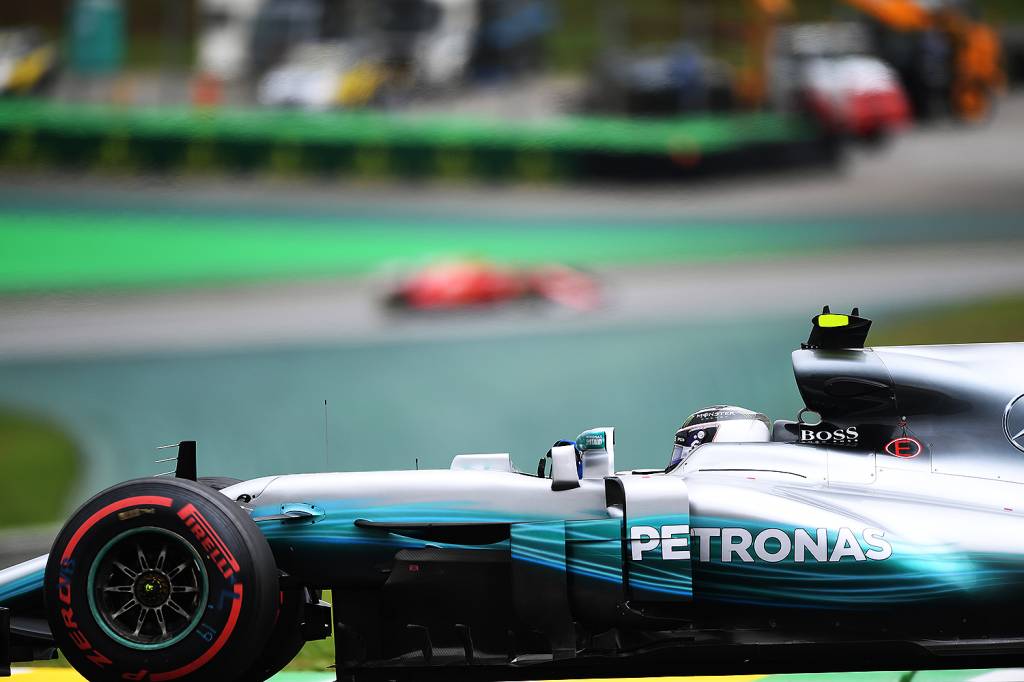 O piloto finland&ecirc;s Valtteri Bottas, da Mercedes, durante segundo dia de treino livre para o Grande Pr&ecirc;mio do Brasil, no Aut&oacute;dromo de Interlagos - 11/11/2017