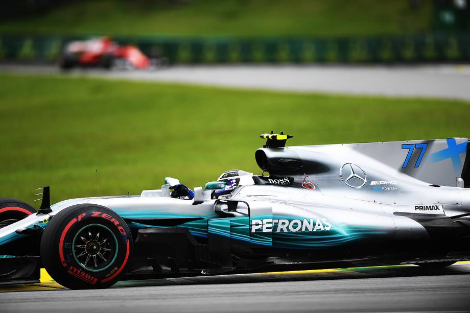 O piloto finlandês Valtteri Bottas, da Mercedes, durante segundo dia de treino livre para o Grande Prêmio do Brasil, no Autódromo de Interlagos - 11/11/2017