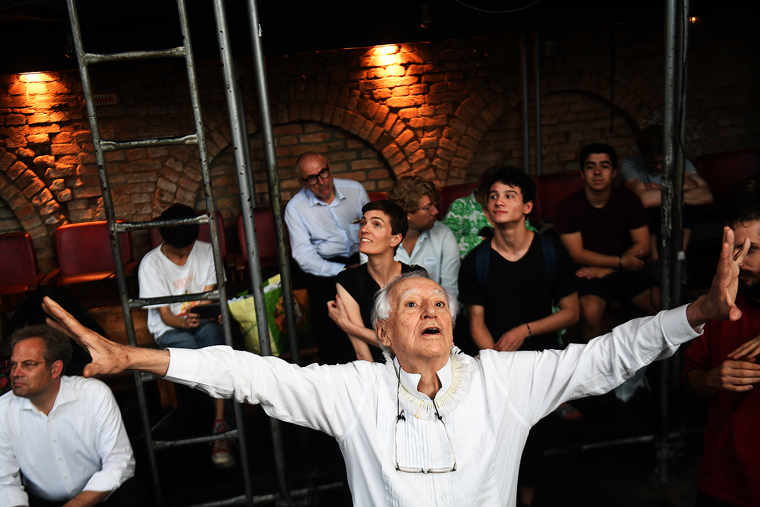 Zé Celso recebe os visitantes da Suíça, em 27 de outubro de 2017