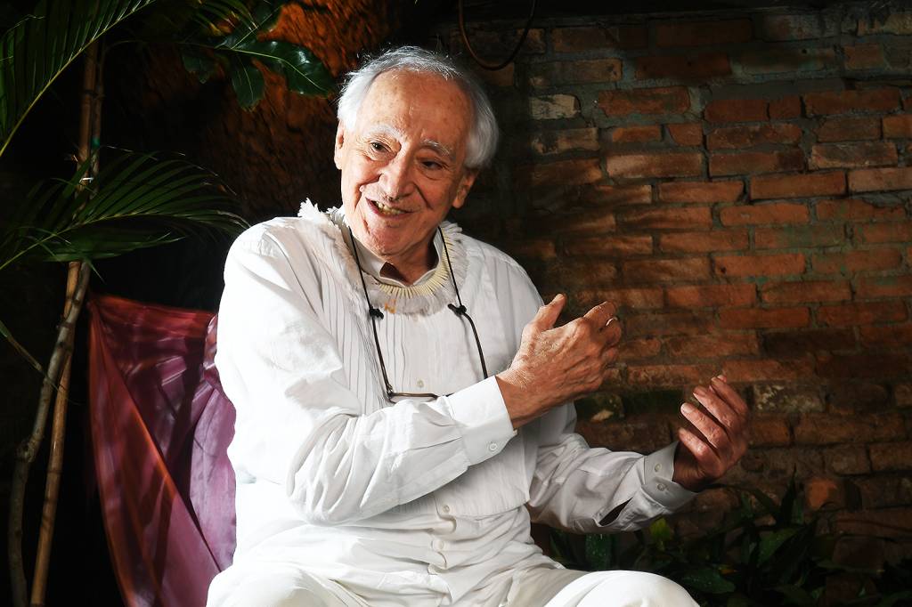 Zé Celso é internado em estado grave após incêndio