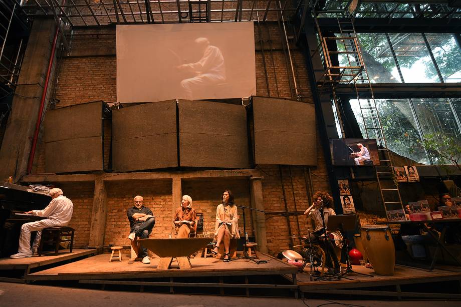 Fernanda Montenegro participou da leitura do novo livro de sua filha, Fernanda Torres “A Glória e Seu Cortejo de Horrores”, no Teatro Oficina , ao lado do diretor José Celso Martinez Corrêa, o Zé Celso, e de Antonio Fagundes.