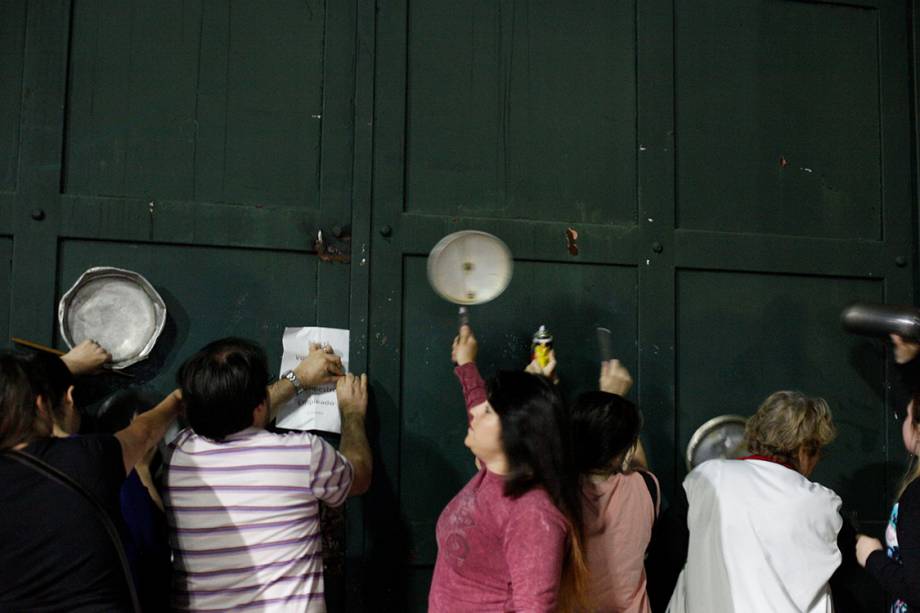 Manifestantes protestam batendo panelas em frente à residência presidencial contra as reformas da previdência social em Buenos Aires, na Argentina