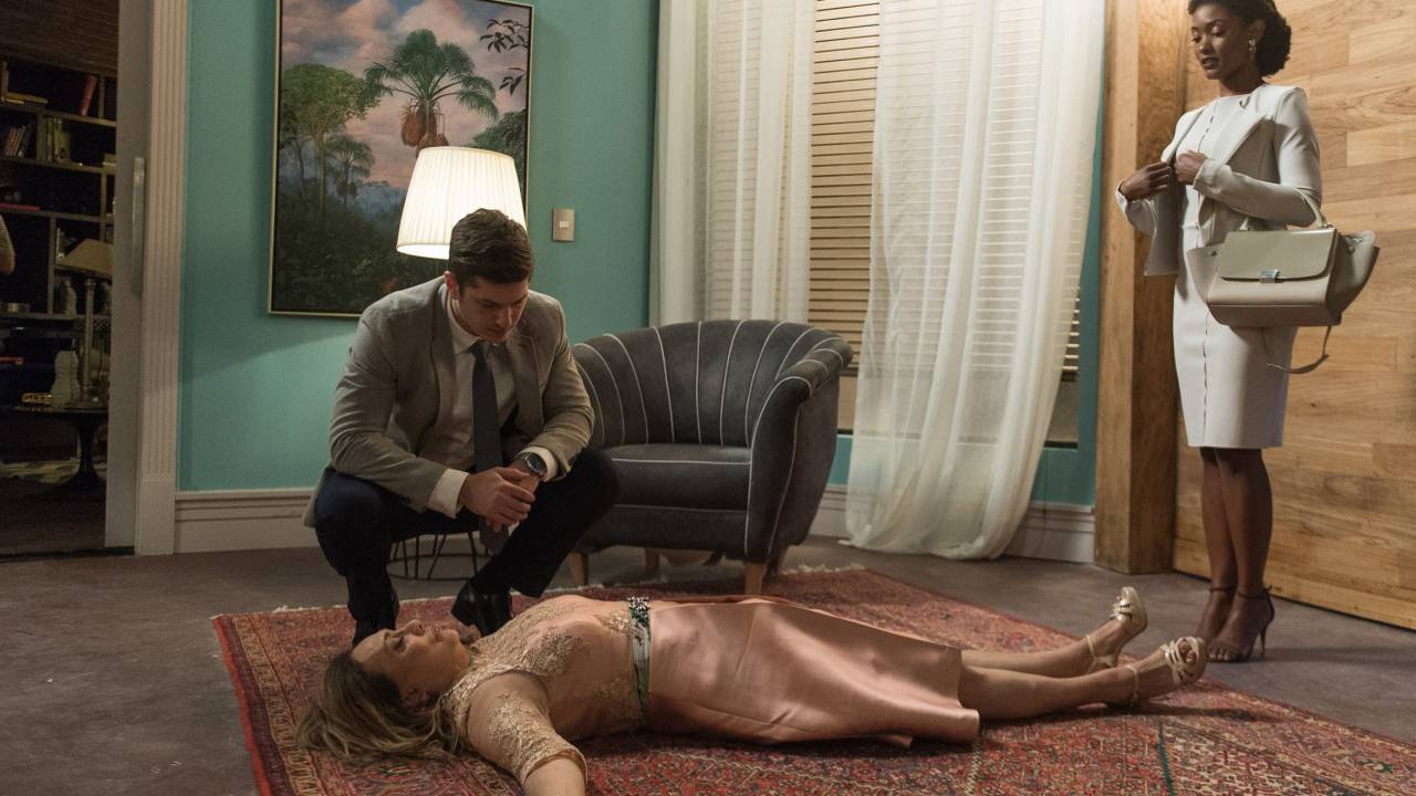 ‘O Outro Lado do Paraíso’: Nádia (Eliane Giardini) desmaia ao descobrir que Raquel (Erika Januza) é a nova juíza da cidade