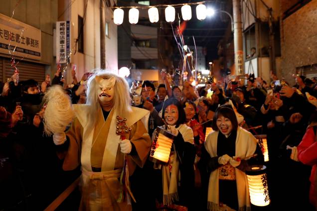 Pessoas vestidas como raposas celebram a chegada do ano novo nas ruas de Tóquio, Japão Pessoas vestidas como raposas celebram a chegada do ano novo nas ruas de Tóquio, Japão