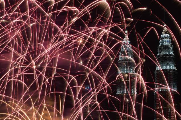 Fogos de artifício iluminam o céu de Kuala Lumpur, na Malásia, celebrando a chegada de 2018 Fogos de artifício iluminam o céu de Kuala Lumpur, na Malásia, celebrando a chegada de 2018