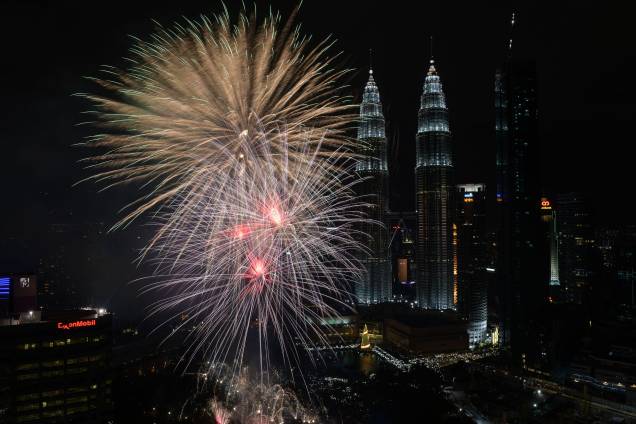 Fogos de artifício iluminam o céu de Kuala Lumpur, na Malásia, celebrando a chegada de 2018 Fogos de artifício iluminam o céu de Kuala Lumpur, na Malásia, celebrando a chegada de 2018