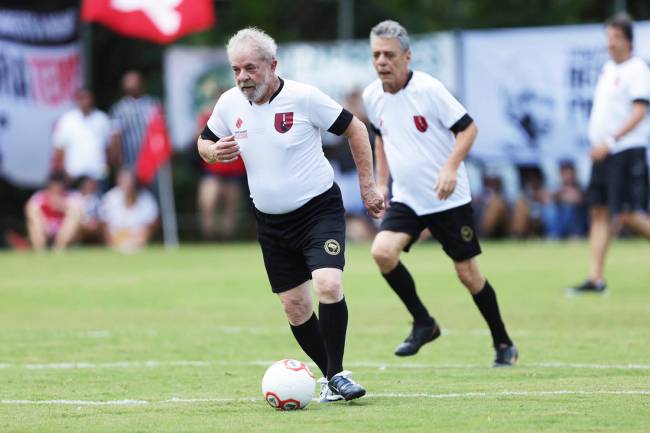 O ex-presidente Lula e o cantor Chico Buarque, juntamente com outros politicos e personalidades, participaram de jogo de inauguração do campo Dr. Socrates Brasileiro, na cidade de Guararema (SP) - 23/12/2017