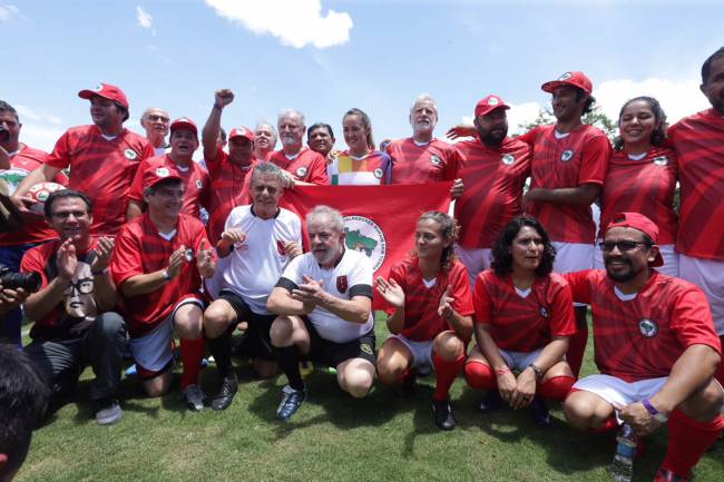 O ex-presidente Lula e o cantor Chico Buarque, juntamente com outros politicos e personalidades, participaram de jogo de inauguração do campo Dr. Socrates Brasileiro, na cidade de Guararema (SP) - 23/12/2017