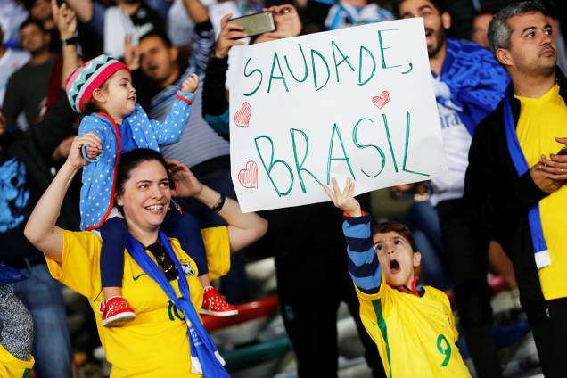Torcedores do Grêmio comparecem ao Estádio Xeique Zayed, em Abu Dhabi, antes da final do Mundial de Clubes da FIFA, entre Grêmio e Real Madrid - 16/12/2017 Torcedores do Grêmio comparecem ao Estádio Xeique Zayed, em Abu Dhabi, antes da final do Mundial de Clubes da FIFA, entre Grêmio e Real Madrid - 16/12/2017