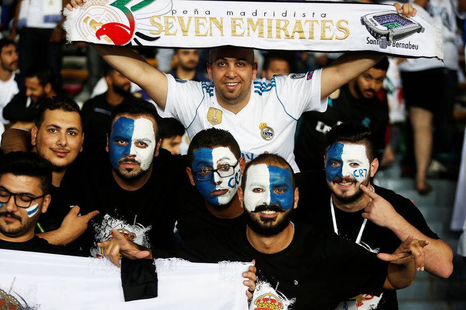 Torcedores posam para foto antes da final do Mundial de Clubes da FIFA, realizada entre Grêmio e Real Madrid,  no estádio Xeique Zayed, em Abu Dhabi - 16/12/2017