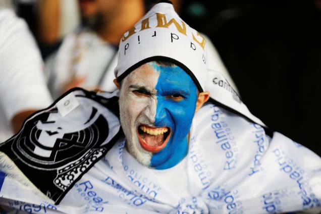 Torcedores posam para foto antes da final do Mundial de Clubes da FIFA, realizada entre Grêmio e Real Madrid, no estádio Xeique Zayed, em Abu Dhabi - 16/12/2017 Torcedores posam para foto antes da final do Mundial de Clubes da FIFA, realizada entre Grêmio e Real Madrid, no estádio Xeique Zayed, em Abu Dhabi - 16/12/2017