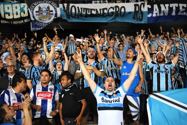 Torcedores do Grêmio comparecem ao Estádio Xeique Zayed, em Abu Dhabi, antes da final do Mundial de Clubes da FIFA, entre Grêmio e Real Madrid - 16/12/2017 Torcedores do Grêmio comparecem ao Estádio Xeique Zayed, em Abu Dhabi, antes da final do Mundial de Clubes da FIFA, entre Grêmio e Real Madrid - 16/12/2017