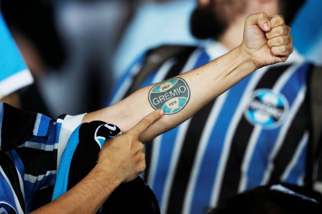 Torcedor do Grêmio exibe tatuagem antes da final do Mundial de Clubes da FIFA, contra o Real Madrid, no Estádio Xeique Zayed, em Abu Dhabi - 16/12/2017 Torcedor do Grêmio exibe tatuagem antes da final do Mundial de Clubes da FIFA, contra o Real Madrid, no Estádio Xeique Zayed, em Abu Dhabi - 16/12/2017