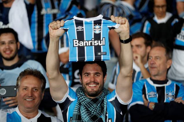 Torcedores do Grêmio comparecem ao Estádio Xeique Zayed, em Abu Dhabi, antes da final do Mundial de Clubes da FIFA, entre Grêmio e Real Madrid - 16/12/2017 Torcedores do Grêmio comparecem ao Estádio Xeique Zayed, em Abu Dhabi, antes da final do Mundial de Clubes da FIFA, entre Grêmio e Real Madrid - 16/12/2017