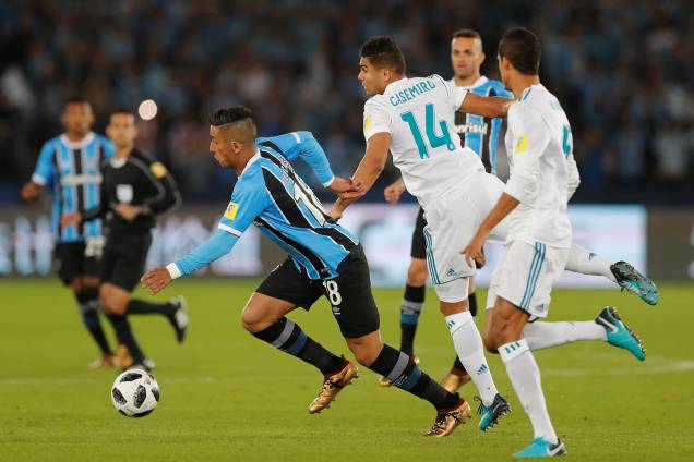 Casemiro e Lucas Barrios disputam bola, durante partida entre Real Madrid e Grêmio, válida pela final do Mundial de Clubes da FIFA, realizada no Estádio Xeique Zayed, em Abu Dhabi - 16/12/2017 Casemiro e Lucas Barrios disputam bola, durante partida entre Real Madrid e Grêmio, válida pela final do Mundial de Clubes da FIFA, realizada no Estádio Xeique Zayed, em Abu Dhabi - 16/12/2017