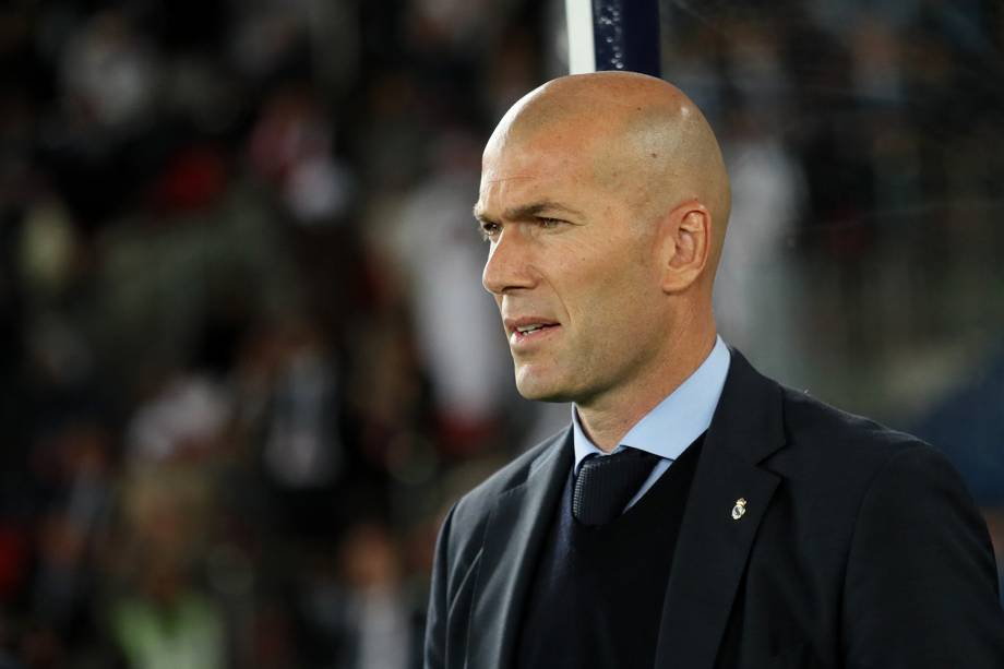 O técnico do Real Madrid, Zinedine Zidane, durante partida contra o Grêmio, válida pela final do Mundial de Clubes da FIFA, realizada no Estádio Xeique Zayed, em Abu Dhabi - 16/12/2017