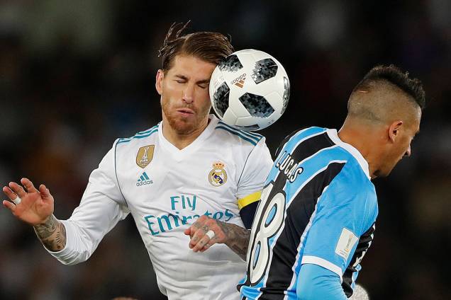 Sergio Ramos e Lucas Barrios disputam bola, durante partida entre Real Madrid e Grêmio, válida pela final do Mundial de Clubes da FIFA, realizada no Estádio Xeique Zayed, em Abu Dhabi - 16/12/2017 Sergio Ramos e Lucas Barrios disputam bola, durante partida entre Real Madrid e Grêmio, válida pela final do Mundial de Clubes da FIFA, realizada no Estádio Xeique Zayed, em Abu Dhabi - 16/12/2017