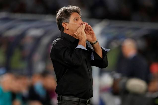 O técnico do Grêmio, Renato Portaluppi, durante partida contra o Real Madrid, válida pela final do Mundial de Clubes da FIFA, realizada no Estádio Xeique Zayed, em Abu Dhabi - 16/12/2017 O técnico do Grêmio, Renato Portaluppi, durante partida contra o Real Madrid, válida pela final do Mundial de Clubes da FIFA, realizada no Estádio Xeique Zayed, em Abu Dhabi - 16/12/2017