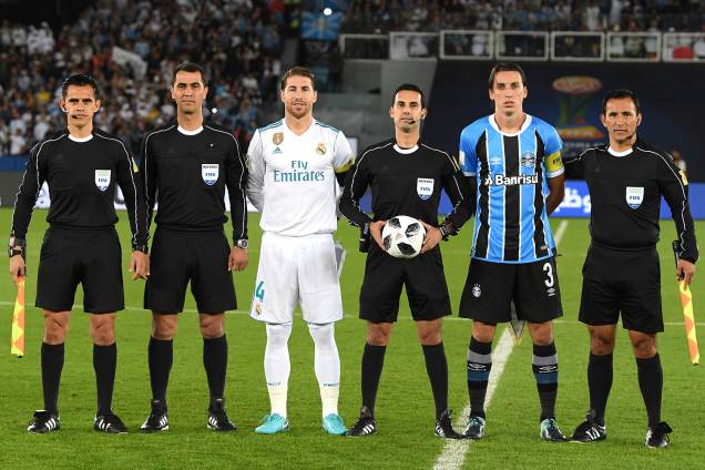 Os capitāes do Real Madrid e Grêmio - Sergio Ramos e Pedro Geromel - posam para foto antes da partida válida pela final do Mundial de Clubes da FIFA, realizada no Estádio Xeique Zayed, em Abu Dhabi - 16/12/2017 Os capitāes do Real Madrid e Grêmio - Sergio Ramos e Pedro Geromel - posam para foto antes da partida válida pela final do Mundial de Clubes da FIFA, realizada no Estádio Xeique Zayed, em Abu Dhabi - 16/12/2017