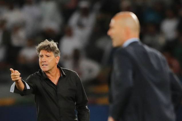 Renato Portaluppi e Zinedine Zidane, técnicos do Grêmio e Real Madrid, durante partida válida pela final do Mundial de Clubes da FIFA, realizada no Estádio Xeique Zayed, em Abu Dhabi - 16/12/2017 Renato Portaluppi e Zinedine Zidane, técnicos do Grêmio e Real Madrid, durante partida válida pela final do Mundial de Clubes da FIFA, realizada no Estádio Xeique Zayed, em Abu Dhabi - 16/12/2017