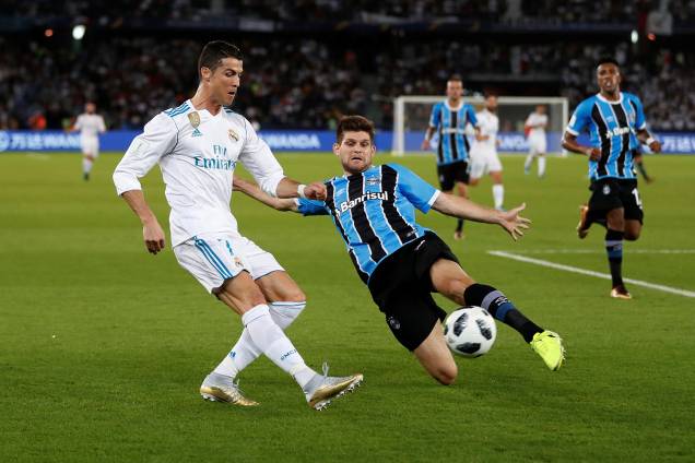 Cristiano Ronaldo e Kannemann disputam bola durante partida entre Grêmio e Real Madrid, válida pela final do Mundial de Clubes da FIFA, realizada no Estádio Xeique Zayed, em Abu Dhabi - 16/12/2017 Cristiano Ronaldo e Kannemann disputam bola durante partida entre Grêmio e Real Madrid, válida pela final do Mundial de Clubes da FIFA, realizada no Estádio Xeique Zayed, em Abu Dhabi - 16/12/2017