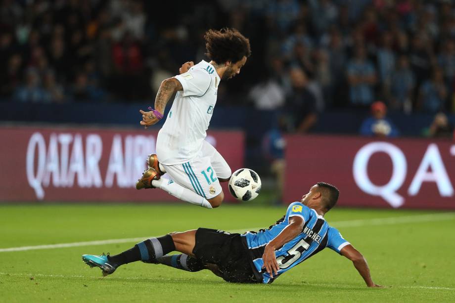 Marcelo e Michel disputam bola durante partida entre Grêmio e Real Madrid, válida pela final do Mundial de Clubes da FIFA, realizada no Estádio Xeique Zayed, em Abu Dhabi - 16/12/2017