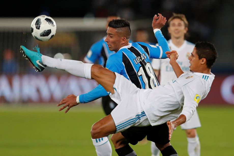 Varane e Lucas Barrios disputam bola durante partida entre Grêmio e Real Madrid, válida pela final do Mundial de Clubes da FIFA, realizada no Estádio Xeique Zayed, em Abu Dhabi - 16/12/2017