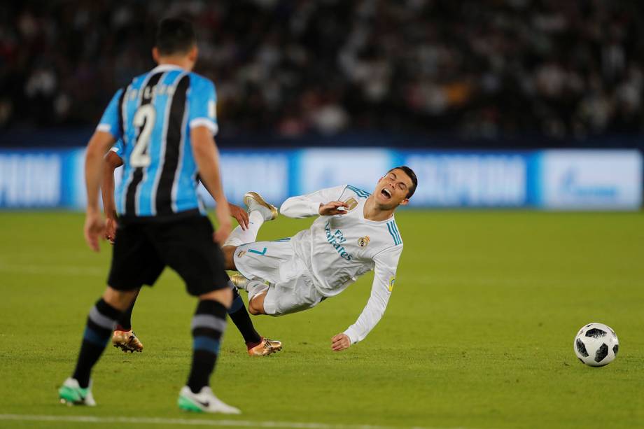 Cristiano Ronaldo recebe falta durante partida contra o Grêmio, válida pela final do Mundial de Clubes da FIFA, realizada no Estádio Xeique Zayed, em Abu Dhabi - 16/12/2017