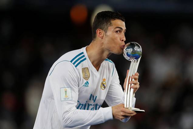 Cristiano Ronaldo recebe troféu de melhor jogador do torneio, após a final do Mundial de Clubes da FIFA - 16/12/2017 Cristiano Ronaldo recebe troféu de melhor jogador do torneio, após a final do Mundial de Clubes da FIFA - 16/12/2017