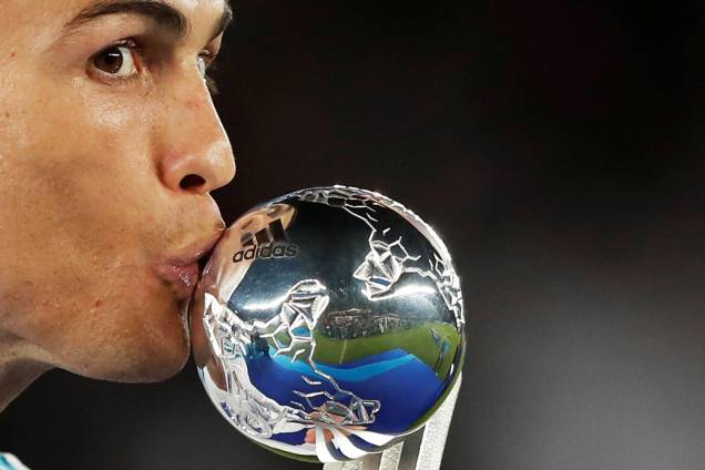 Cristiano Ronaldo recebe troféu de melhor jogador do torneio, após a final do Mundial de Clubes da FIFA - 16/12/2017 Cristiano Ronaldo recebe troféu de melhor jogador do torneio, após a final do Mundial de Clubes da FIFA - 16/12/2017