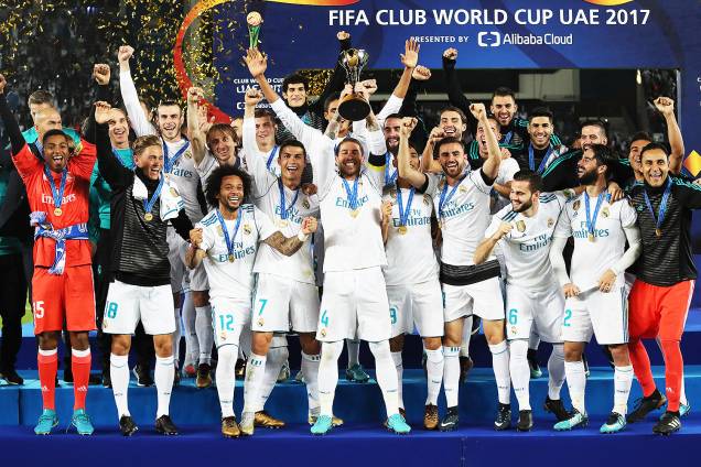 O capitão do Real Madrid, Sergio Ramos, levanta taça após o clube espanhol vencer o Grêmio por 1 a 0, em partida válida pela final do Mundial de Clubes da FIFA, realizada no Estádio Xeique Zayed, em Abu Dhabi - 16/12/2017 O capitão do Real Madrid, Sergio Ramos, levanta taça após o clube espanhol vencer o Grêmio por 1 a 0, em partida válida pela final do Mundial de Clubes da FIFA, realizada no Estádio Xeique Zayed, em Abu Dhabi - 16/12/2017