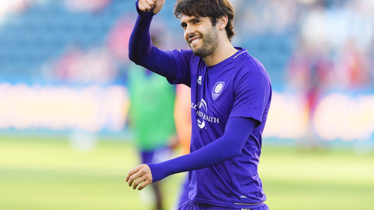 O jogador Kaká, do Orlando City, acena para torcedores antes da partida contra o Chicago Fire - 24/06/2017
