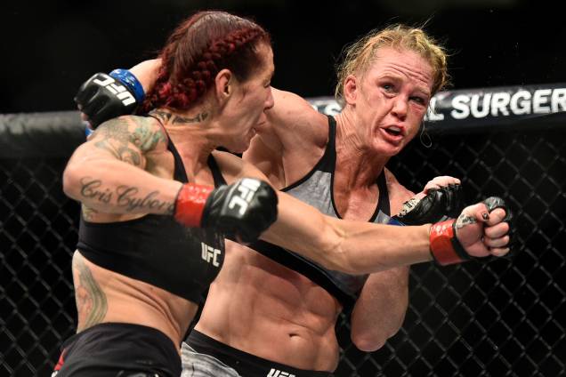 A brasileira Cris Cyborg vence a americana Holly Holm por decisão unânime e mantém o cinturão dos penas feminino no UFC 219 em Las Vegas - 30/12/2017 A brasileira Cris Cyborg vence a americana Holly Holm por decisão unânime e mantém o cinturão dos penas feminino no UFC 219 em Las Vegas - 30/12/2017