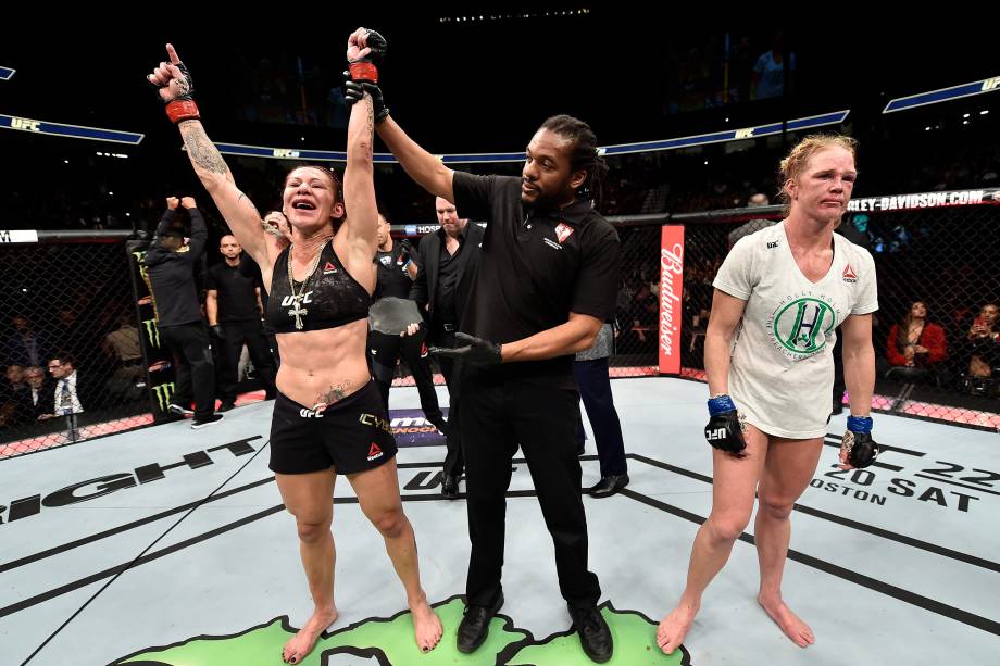 A brasileira Cris Cyborg vence a americana Holly Holm por decisão unânime e mantém o cinturão dos penas feminino no UFC 219 em Las Vegas - 30/12/2017