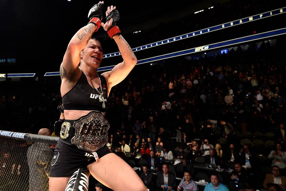 A brasileira Cris Cyborg vence a americana Holly Holm por decisão unânime e mantém o cinturão dos penas feminino no UFC 219 em Las Vegas - 30/12/2017