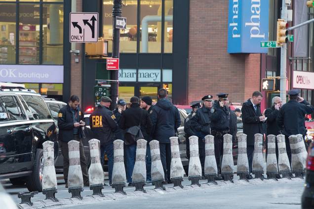 Policiais cercam entorno da estação Port Authority após explosão, em Manhattan, Nova York Policiais cercam entorno da estação Port Authority após explosão, em Manhattan, Nova York