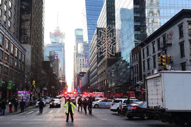 Polícia isola ruas na região da Times Square, em Manhattan, após explosão em terminal de ônibus - 11/12/2017 Polícia isola ruas na região da Times Square, em Manhattan, após explosão em terminal de ônibus - 11/12/2017