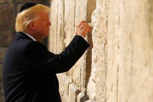 O presidente Donald Trump deixa um bilhete no Muro das Lamentações, em Jerusalém  – 22/05/2017